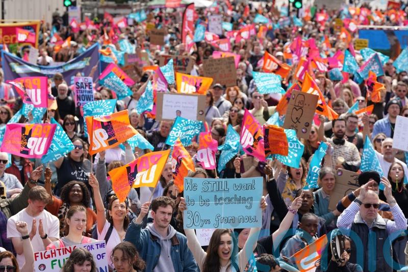Education leaders call on government to reopen pay discussions