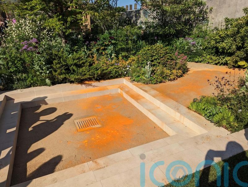 Onlooker shouts ‘you morons’ at Just Stop Oil protesters at Chelsea Flower Show