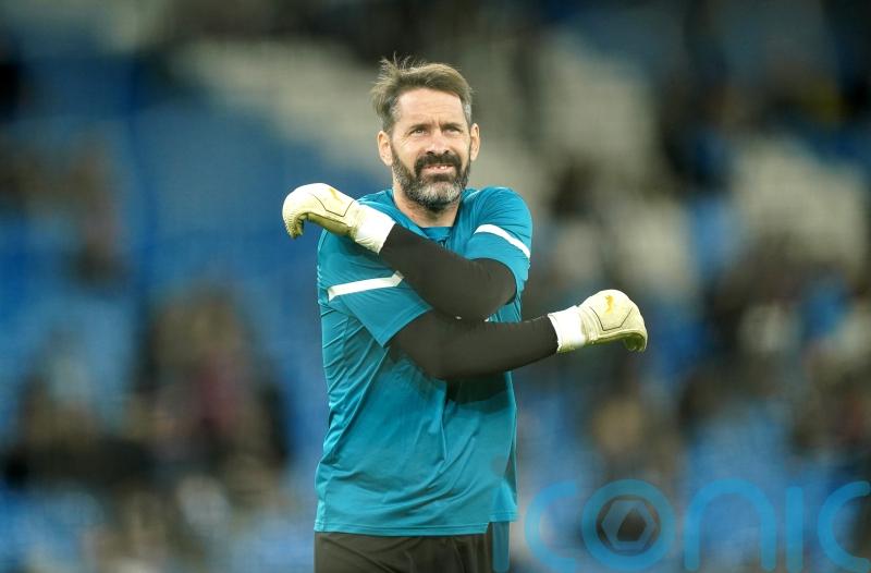 Scott Carson commits to Manchester City with new 12-month deal