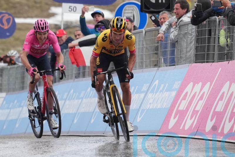 Geraint Thomas keeps Giro lead ahead of decisive mountain time trial