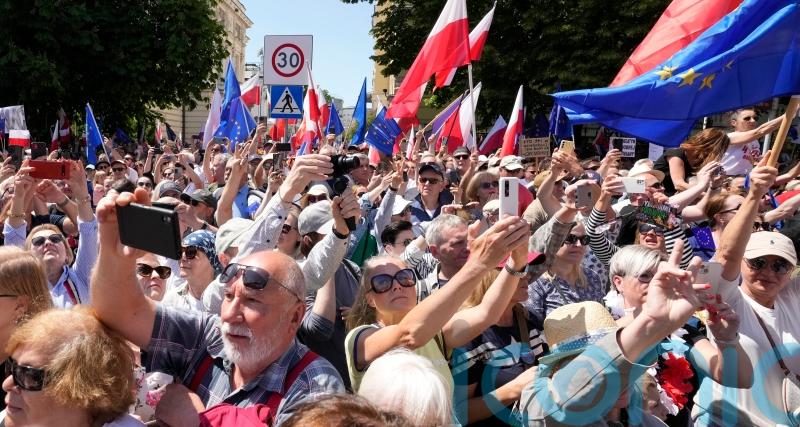 Hundreds of thousands join anti-government march in Poland