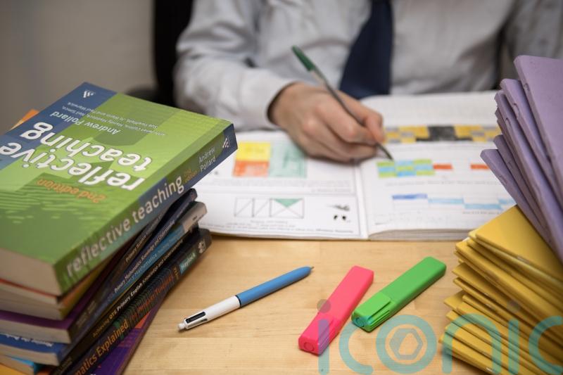 Financial incentives could help attract teachers to challenging schools – report