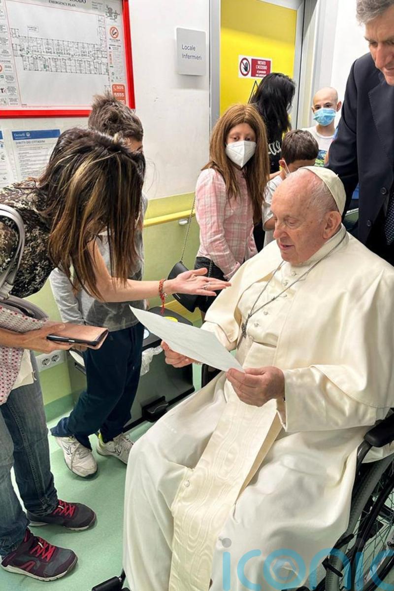 Pope visits children’s cancer ward a week after abdominal surgery