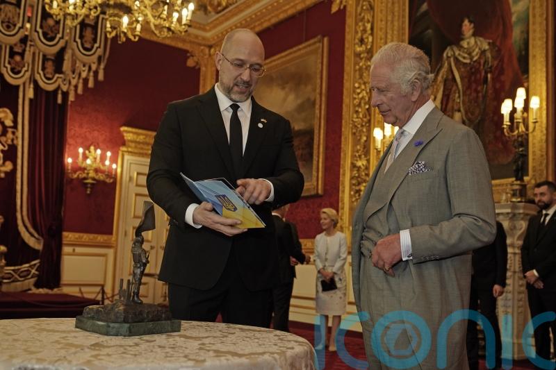King receives sculpture gift from Ukrainian prime minister at palace reception