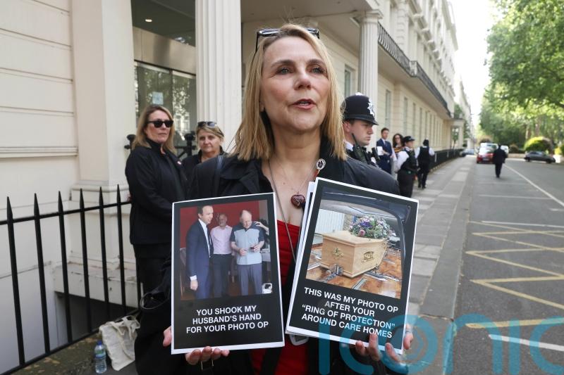 Woman who lost husband during pandemic confronts Hancock outside Covid inquiry