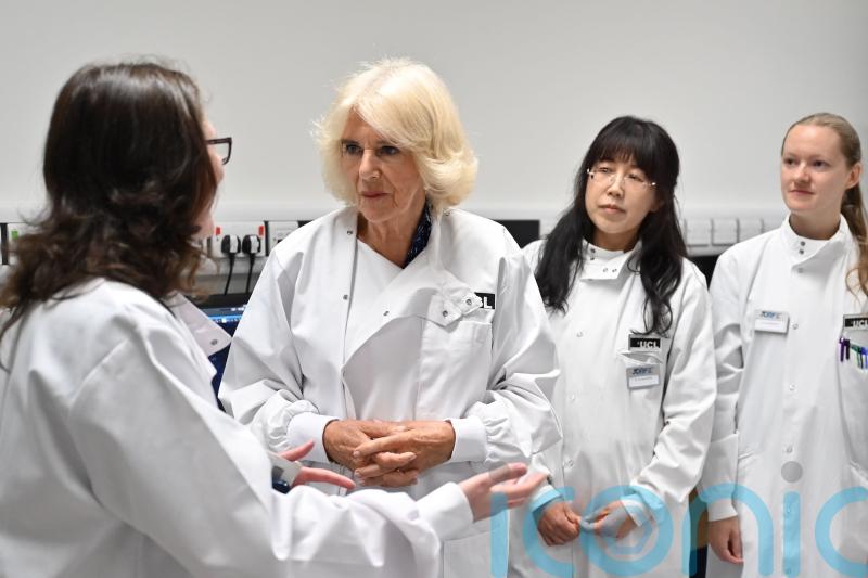 Queen dons lab coat to learn about diabetes research