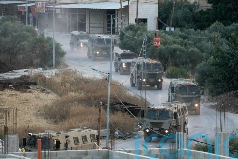 Israeli troops begin leaving Jenin camp as heavy fighting continues