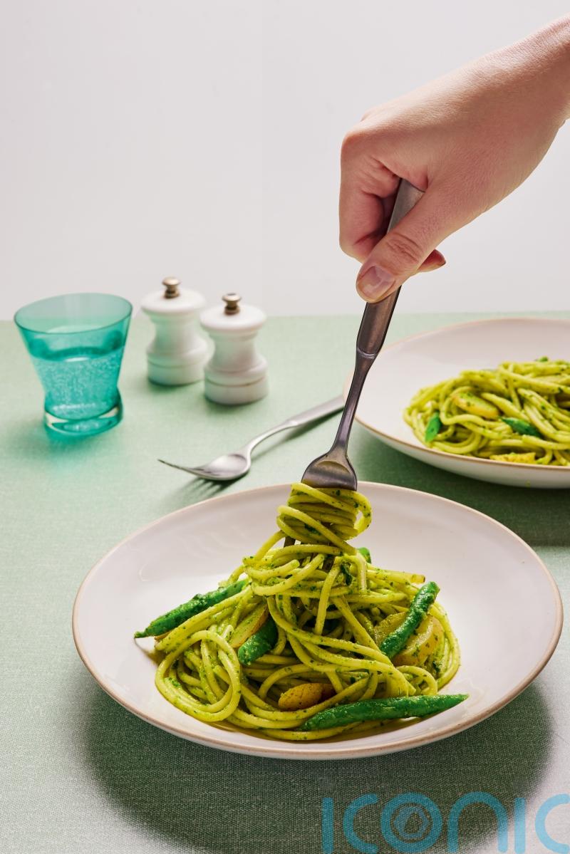 Pinch of Nom’s pesto green bean spaghetti recipe
