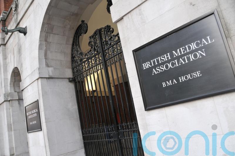 Pay dispute must be resolved before waiting lists can be fixed, say consultants