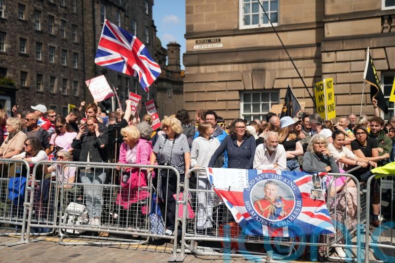 Crowds and protesters gather on Royal Mile ahead of service for King