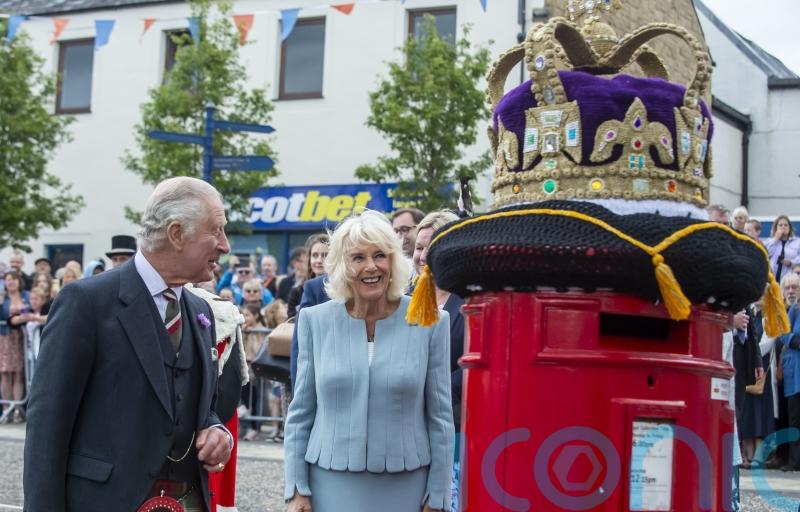 King and Queen impressed by crocheted crown during Selkirk visit