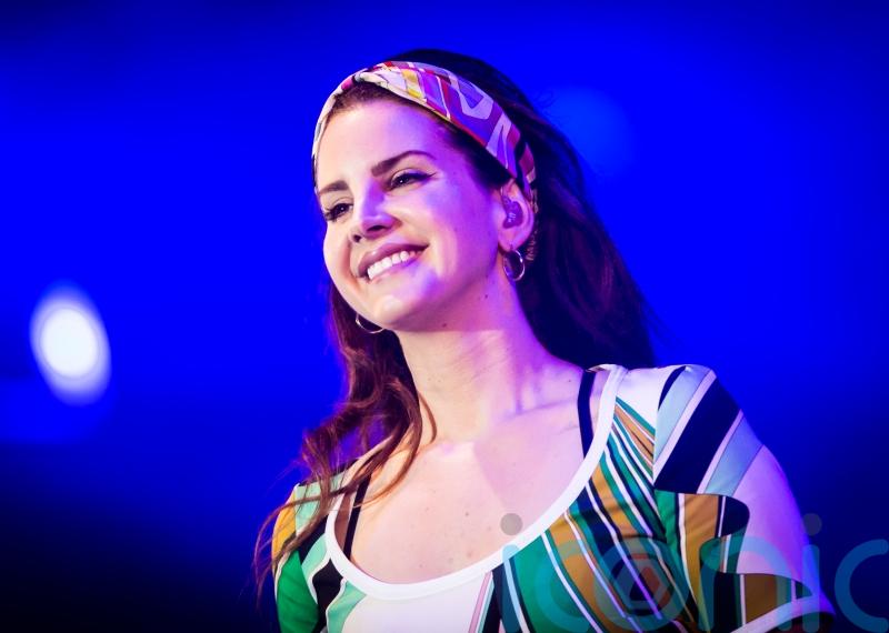 Lana Del Rey apologises for Glastonbury lateness after late arrival at BST