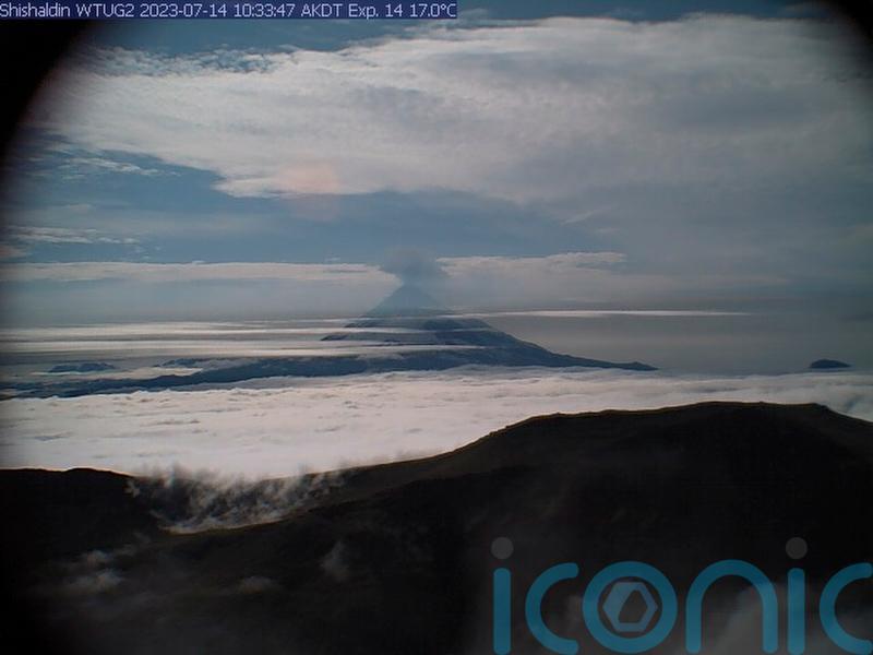 Pilots warned after volcano sends out ash cloud