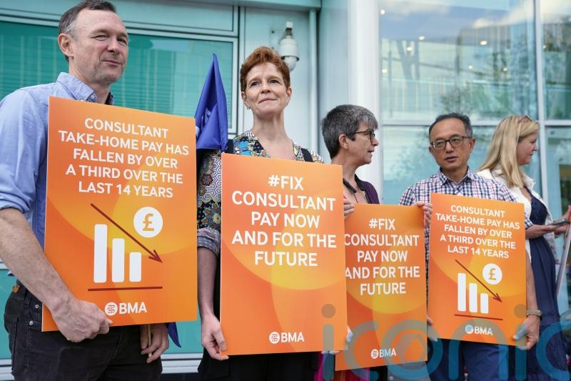 Many consultants ‘leaving UK for better pay and conditions abroad’