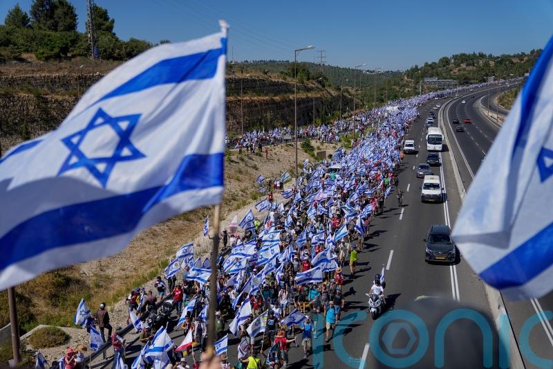 Thousands march on Jerusalem as former officials beg Netanyahu to halt overhaul