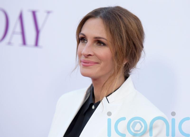 Julia Roberts presented with Manchester United shirt by Erik ten Hag