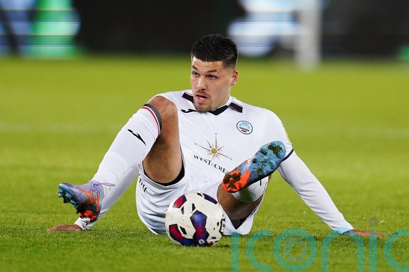 ‘He hasn’t said yes and hasn’t said no’ – Swansea in Joel Piroe contract talks