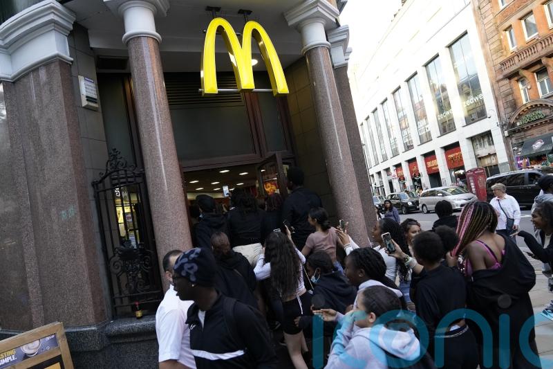 PM blasts ‘unacceptable’ social media craze that led to Oxford Street looting