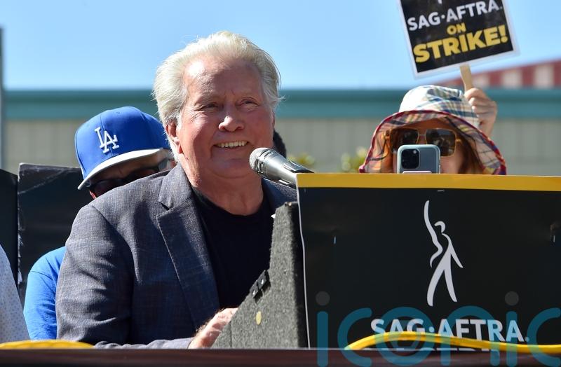Martin Sheen addresses strikers on actors union Day of National Solidarity