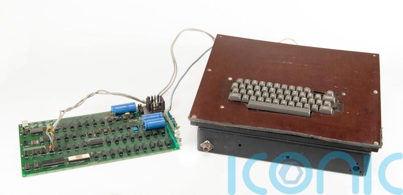 Early Apple computer that helped launch company sells at auction