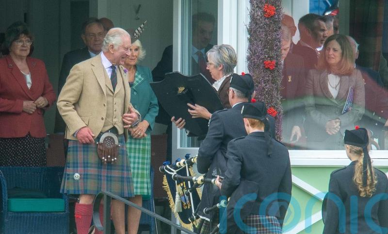 King presents award to Gordonstoun’s pipe band