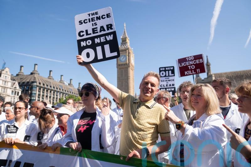 Chris Packham leads scientists in oil and gas licence protest in Westminster