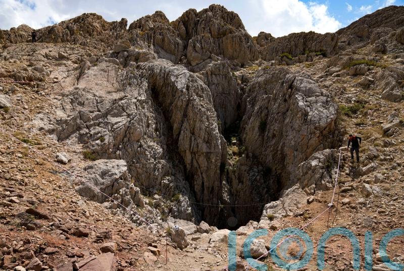 Turkey mission to rescue trapped caver advances to 2,300ft
