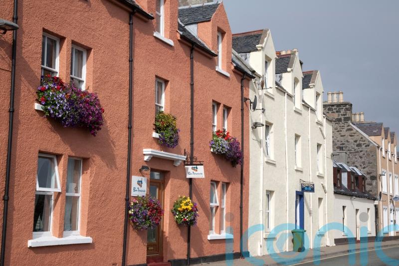 Housing minister urges MSPs to encourage hosts to join licensing scheme