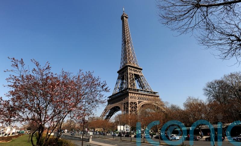 Man decides to propose after visitors temporarily stranded on Eiffel Tower