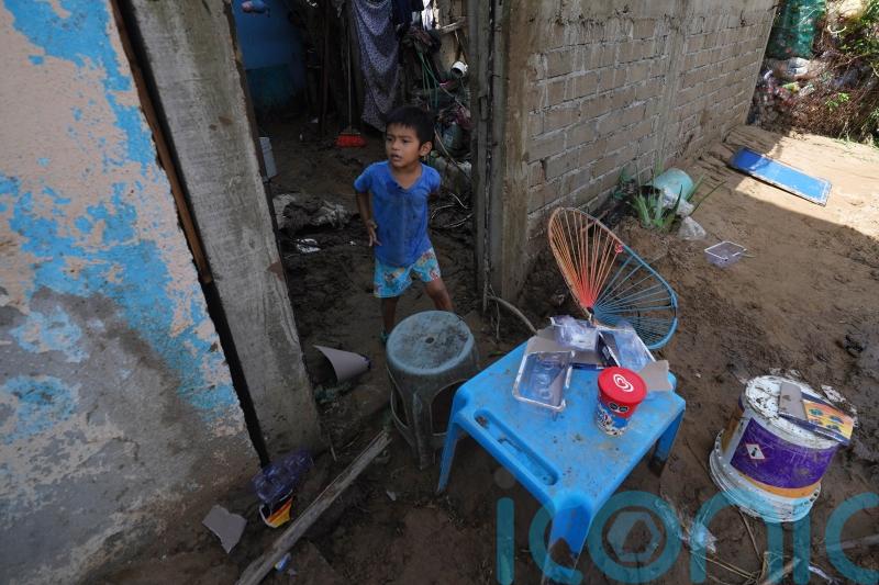 Hurricane survivors desperate for food and aid amid slow government response