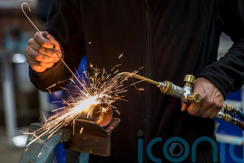 Fall in number of young people starting apprenticeships, research shows