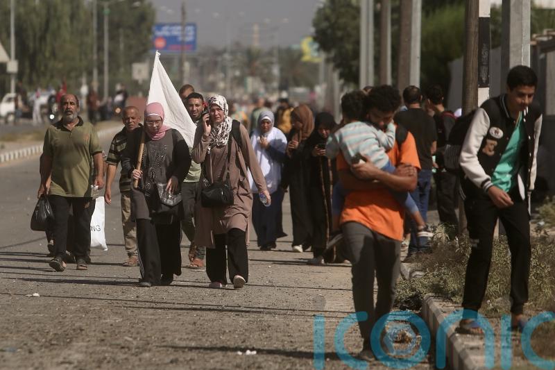 Palestinians flee on foot as Israeli troops battle Hamas inside Gaza City