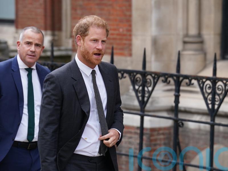 Who are the seven people suing the Daily Mail&rsquo;s publisher?