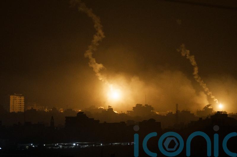 Thousands of Palestinians flee from Gaza City hospital after Israeli attacks