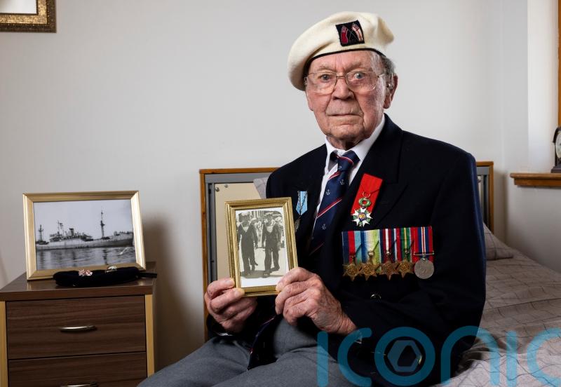 Veteran, 98, pays tribute to fallen soldiers who died during D-day