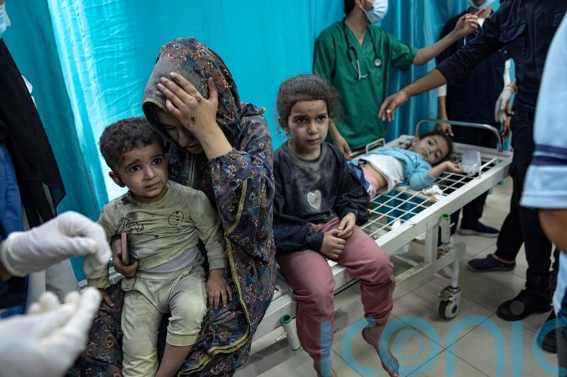 Thousands flee Gaza’s main hospital but hundreds still trapped by fighting