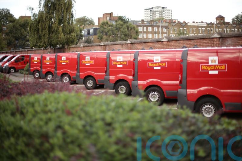 Royal Mail reveals staff bonus of up to £500 as half-year losses mount