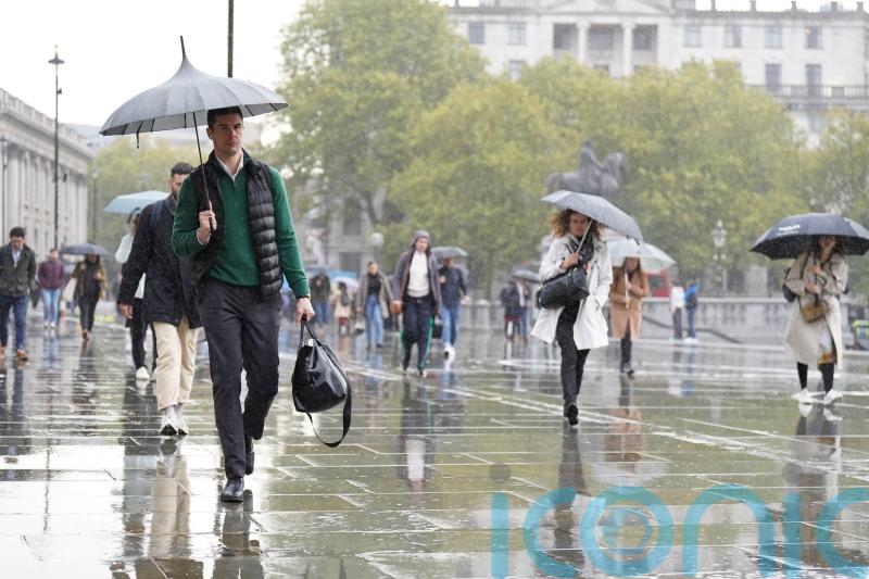 UK economy ‘found its feet again’ as business activity returns to growth