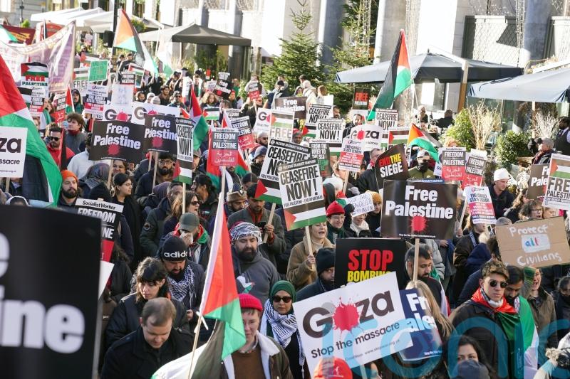 Tens of thousands march for ceasefire in Gaza amid temporary truce