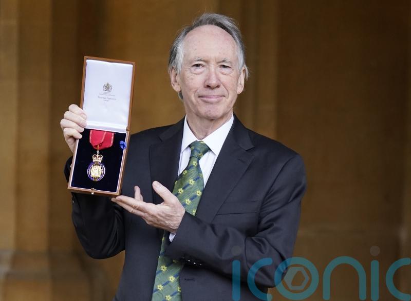 Ian McEwan: Aspiring writers should disconnect from internet for two hours a day