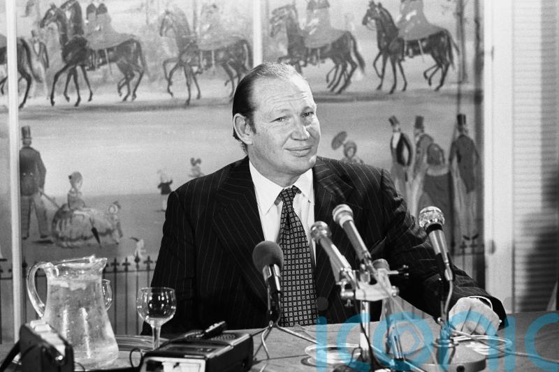 Kerry Packer offered as mediator in Spycatcher case