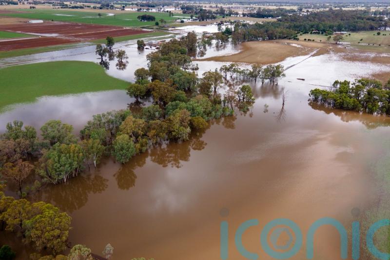Hundreds evacuate homes after flooding in south-east Australia