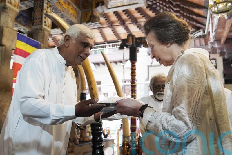 Princess Royal pays her respects at Sri Lankan Buddhist temple