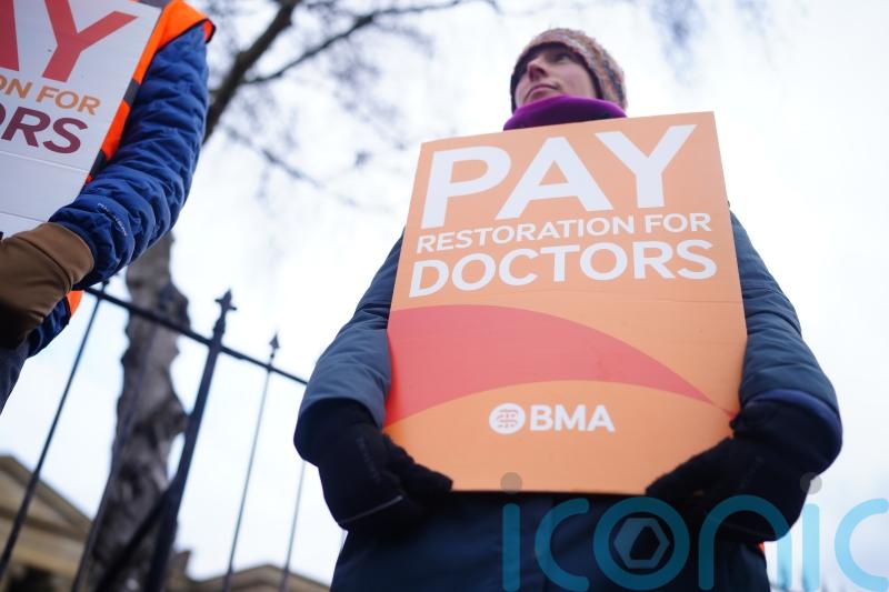Junior doctors in Wales stage 72-hour walkout over pay