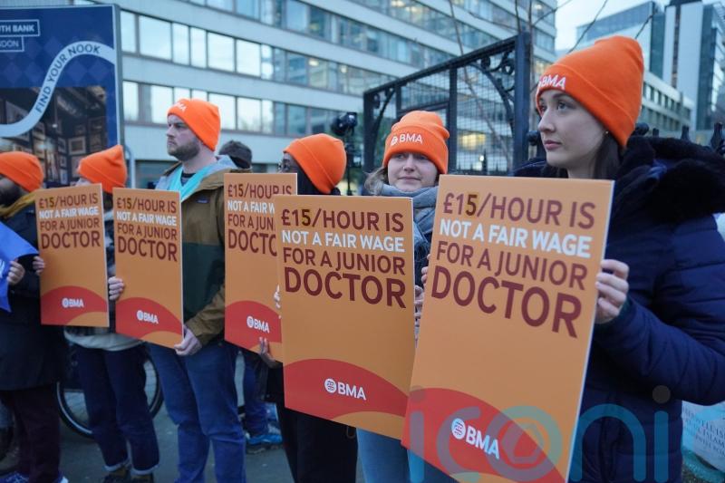 Junior doctors in England to vote on extending mandate for strikes