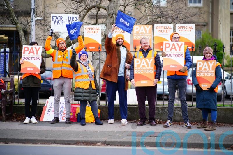 Junior doctors set to meet minister to discuss pay row