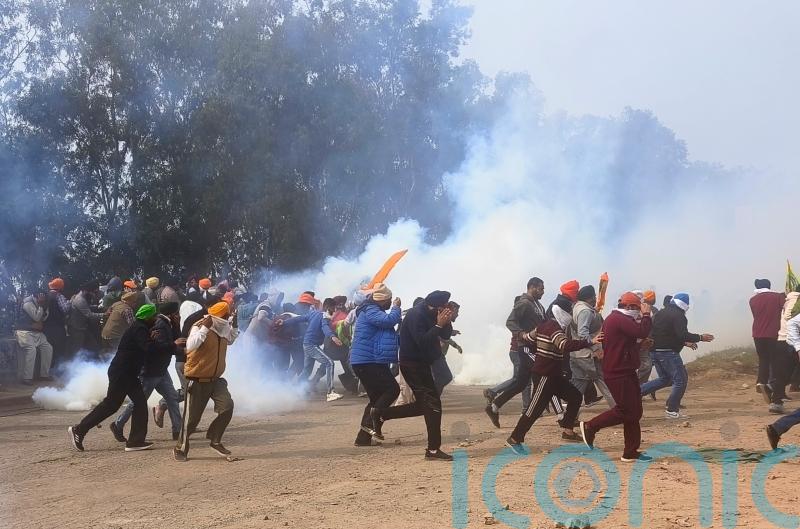Police use tear gas on Indian farmers at New Delhi protest over crop prices