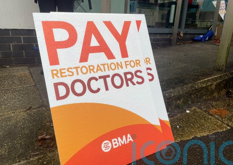 Welsh junior doctors begin fresh strike action over pay