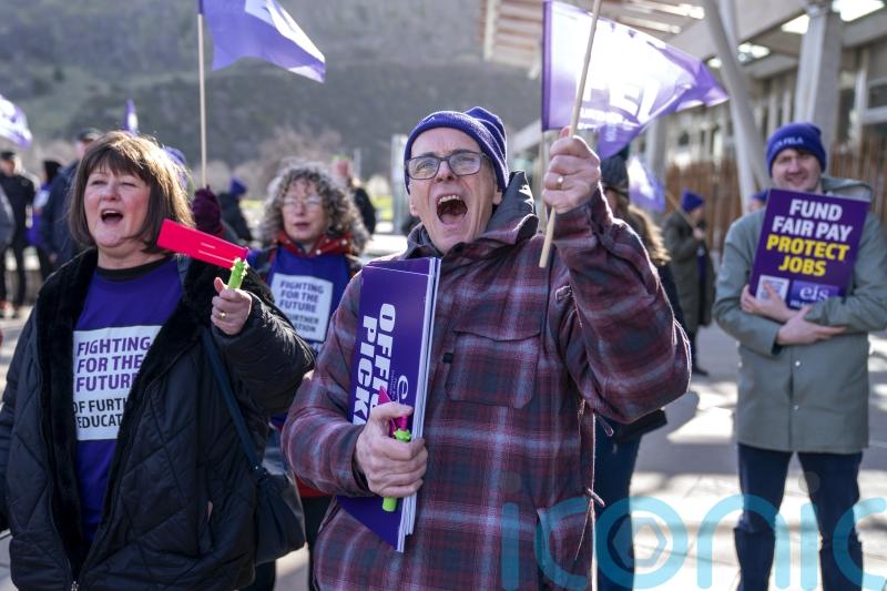 Minister urges striking unions and college bosses to get back round the table
