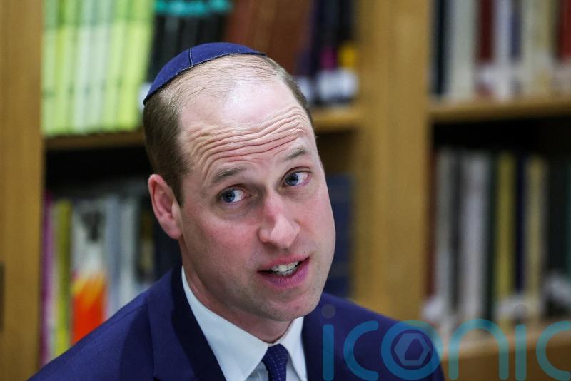 William condemns rise in antisemitism as he visits synagogue